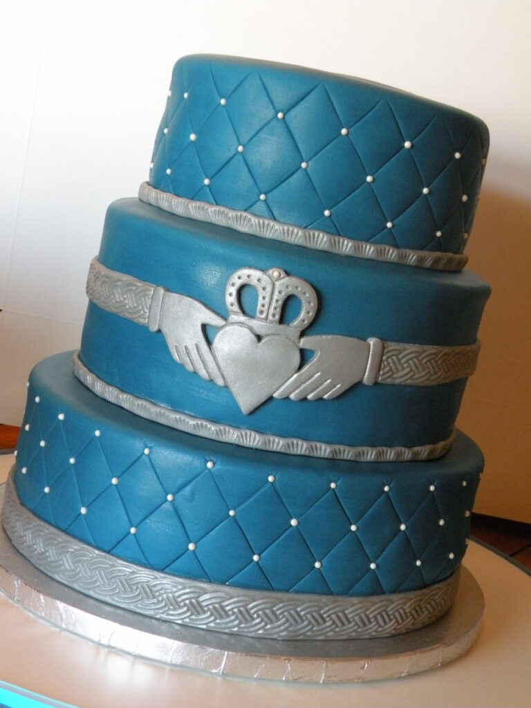 900 6843363Y4a claddagh wedding cake